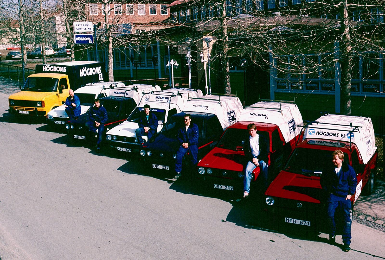Högboms Els elektriker och servicebilar uppställda på rad, bild från arkivet