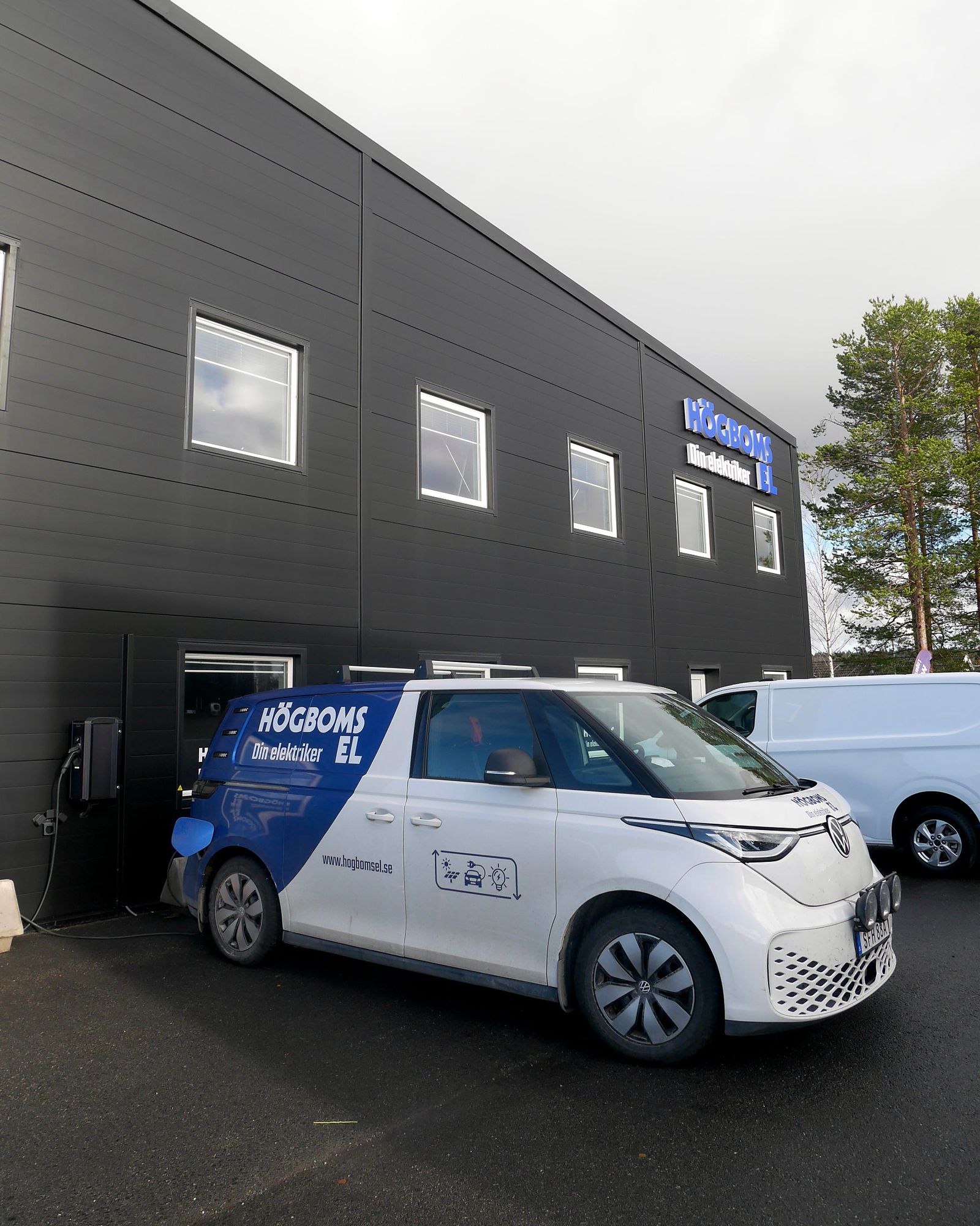 Högboms Els kontor och lagerbutik på Voltvägen i Östersund, med en servicebil som laddar